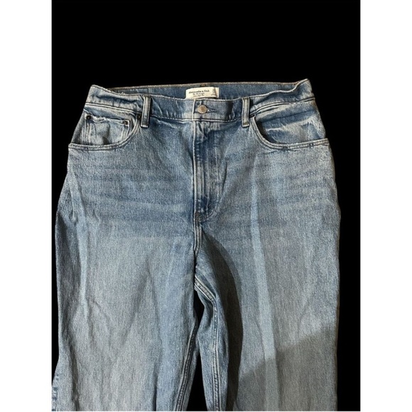 Abercrombie 90's ultra high rise straight 14
32 light wash curve love - Picture 3 of 9